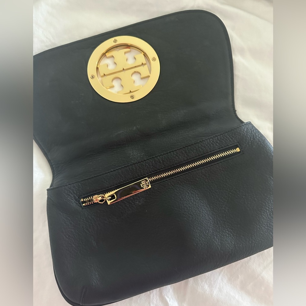Gently used Tory Burch clutch. Such a cute bag!